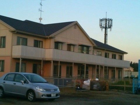 親しみやすい雰囲気の二階建ての施設である。駐車スペースが確保されており、車を利用して訪れることもできる。