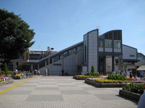 施設の最寄り駅。さまざまな草花が植えられた花壇があり、明るい雰囲気である。買い物ができる場所もあり便利である。