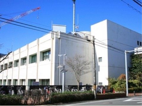 介護申請をはじめ、さまざまな行政手続きをする際などに利用する区役所。白い外壁で、四角い形が特徴である。