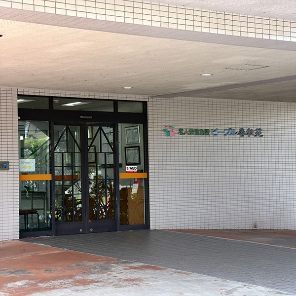 明るいエントランスの施設入口