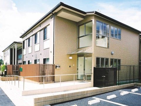 おしゃれな外観で親しみのある施設。駐車場もあるので来訪しやすく、外出の際も便利である。入り口付近には手すりが付いている。