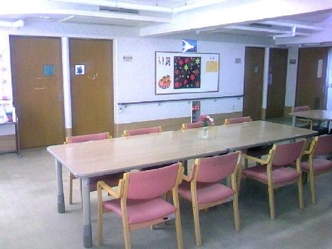 談話室はテーブルや椅子が設置してあり、飾り付けがしてあるので親しみがある雰囲気。入居者様はゆったり過ごすことができる。
