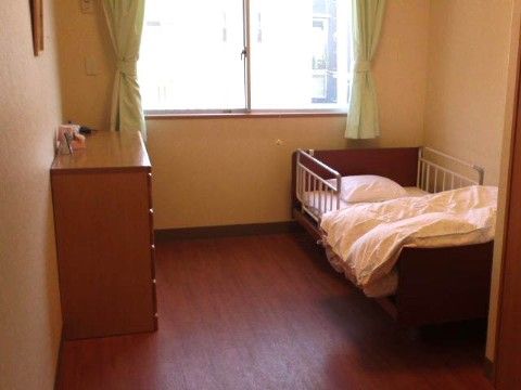木目調の床や家具が多く、温かみがある居室。完全個室なので、入居者様は周りの目を気にせず自由に暮らすことができる。