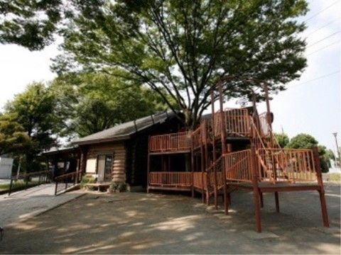 公園にはペンションのような木で作った小さい家のようなものも設置してある。中でのんびり過ごすこともできる。