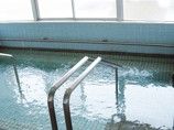 手すり付きの浴槽