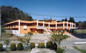 ゆったりとした外観の建物
