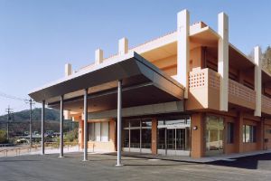 明るい外観の建物