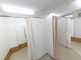 明るく清潔な介護施設の内部