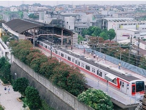 当施設へは電車で来訪することも可能である。駅の周辺には商業施設や公共施設がたくさんあり、外出して楽しんでいただける。