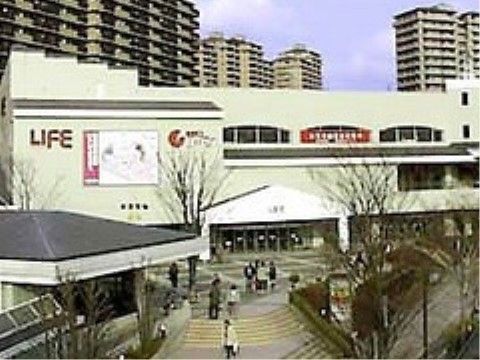 大型のショッピングセンターが近くにあり、お買い物やグルメを楽しむことができる。さまざまなイベントも年間を通して行われている。