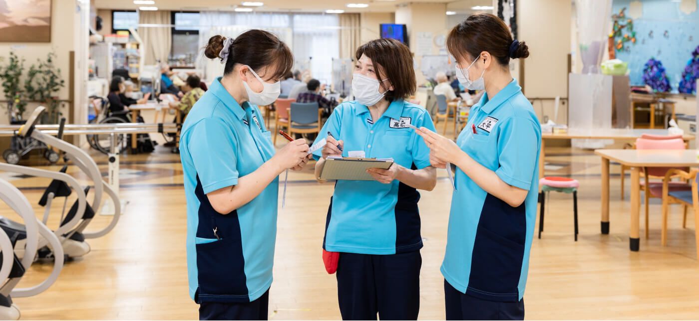 スタッフが情報共有する様子
