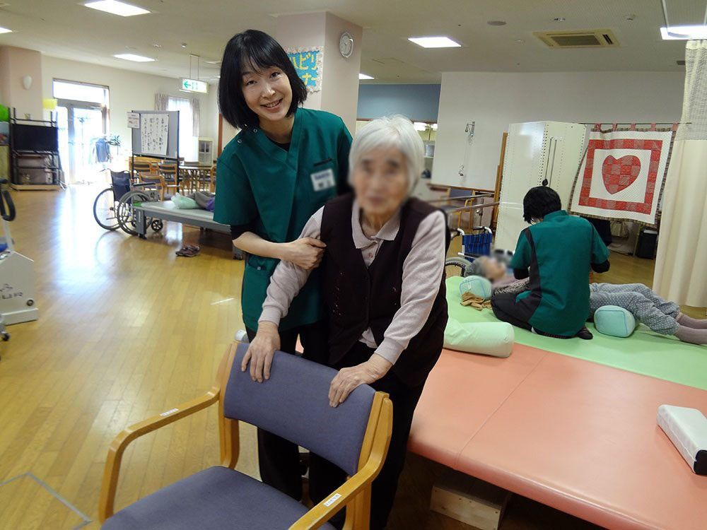笑顔のスタッフと利用者の様子