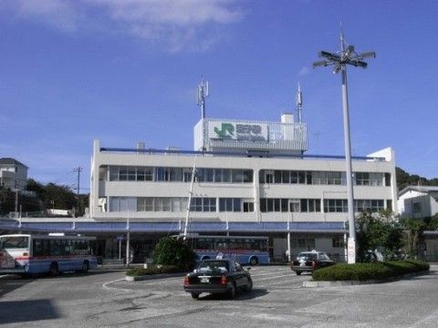 最寄駅から本施設までは路線バスが出ている。遠方からの来訪者様にも気軽に訪れていただけるロケーションである。