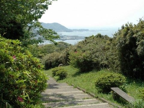 近隣には海を望む絶景が見渡せる公園がある。のんびり散歩がてら足を伸ばせば、心身ともにリフレッシュできる。