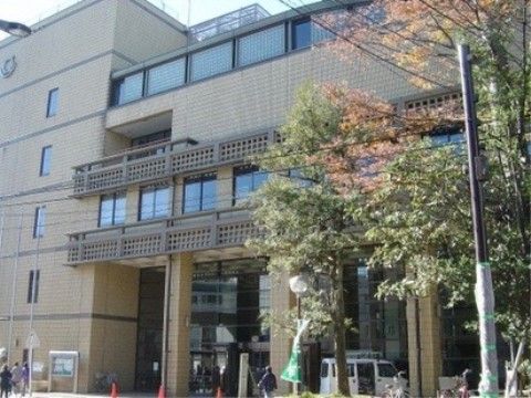 市役所はブラウンを基調としたモダンなデザインの外観で、多くの人が行き交っている。各種手続きなどの際に利用することが多い。