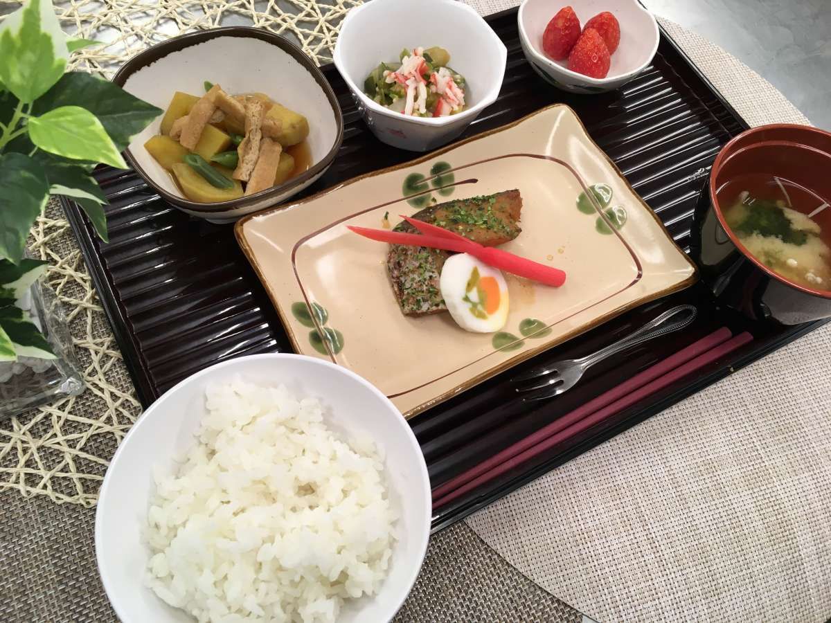 葉生姜をのせた焼き魚と煮物や和え物の献立