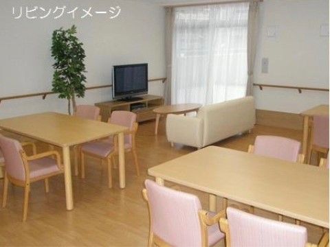 テレビやソファーの置かれた共有スペースがあり、食事時以外でもご家族様や入居者様同士の交流の場として使っていただける。