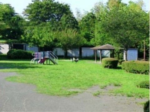 緑豊かな広々とした公園。遊具が設置されている。雨よけのついた休憩スペースもあり、ゆったりとくつろぐことができる。