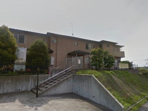 住宅街に馴染みながら佇む自宅のような外観の施設である。敷地内には駐車場を備えているので、来訪時には自由に停めていただける。