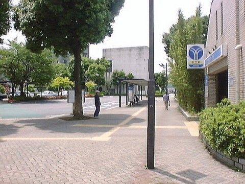 電車からバスに乗り継いで来訪いただければ、下車して約１分の所に施設がある。車をはじめ交通手段も豊富である。
