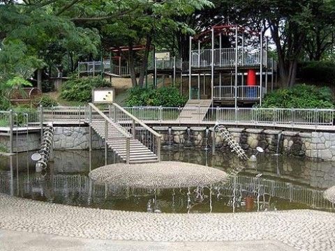 近くには緑豊富な公園もあり、お散歩コースも充実している。天候の良い季節には、気持ちよくお出かけいただけるスポットである。