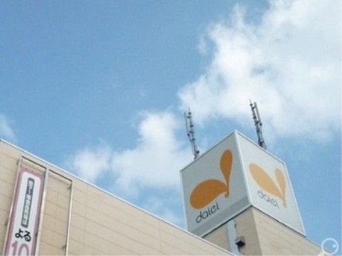 施設の近くには夜遅くまで営業しているショッピングモールが近くにある。日用品だけでなく、趣味のものなども購入することができる。