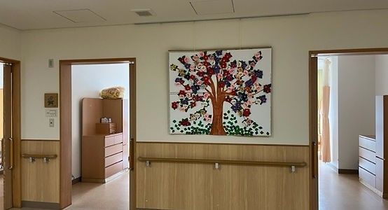温かみのある廊下の壁画