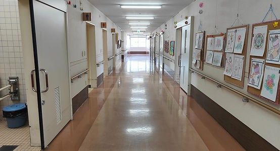 明るい廊下の風景