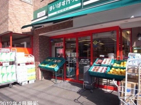 近所にはスーパーマーケットがあるので、食料品や日用品などの必需品を買いに行っていただける。玄関には段差がなく、バリアフリー仕様である。
