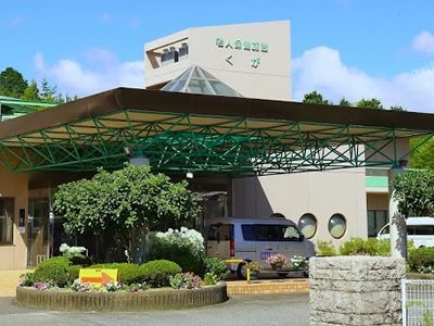 緑に囲まれた施設入口