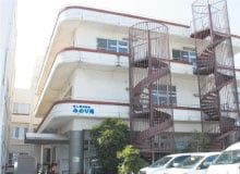 明るい外観の建物正面