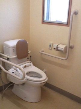 広々したトイレで車椅子をご利用の方でも快適にご使用いただける。手すりがあるので移動の時に転倒の心配がなく安心である。