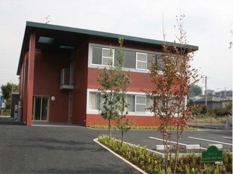 レンガ色の建物で、エントランスは吹き抜けで開放感がある。舗装された駐車場完備で、住宅街なので静かな環境である。