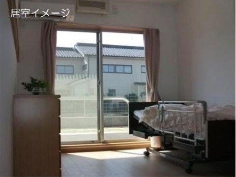 当施設は全て個室なので、周りを気にすることなく入居者様のお時間を大切にできる。日当たりがよく明るい部屋である。