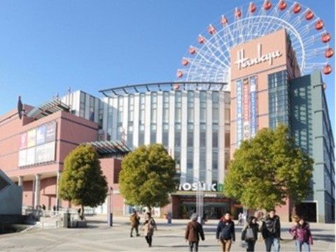 当施設の近くにはショッピングモールがある。日用品や食料品などの日常的なお買い物ができ、レストランなどもある。