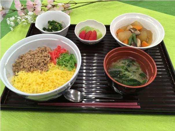 3色丼と野菜の煮物、味噌汁や小鉢の付いたメニュー