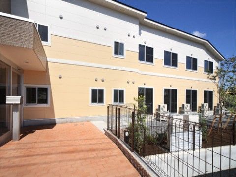 エントランスは幅の広い緩やかなスロープとなっており、入居者様が出入りしやすいように配慮がなされている。