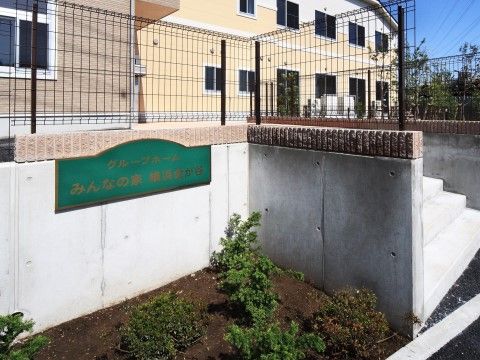 建物の周囲には大小さまざまな木々を植え付けており、緑に囲まれたうるおいのある生活を送っていただける。