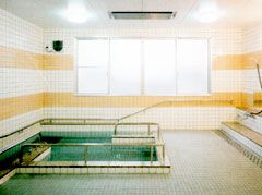 明るい浴室の一角