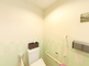 バリアフリーのトイレと洗面所