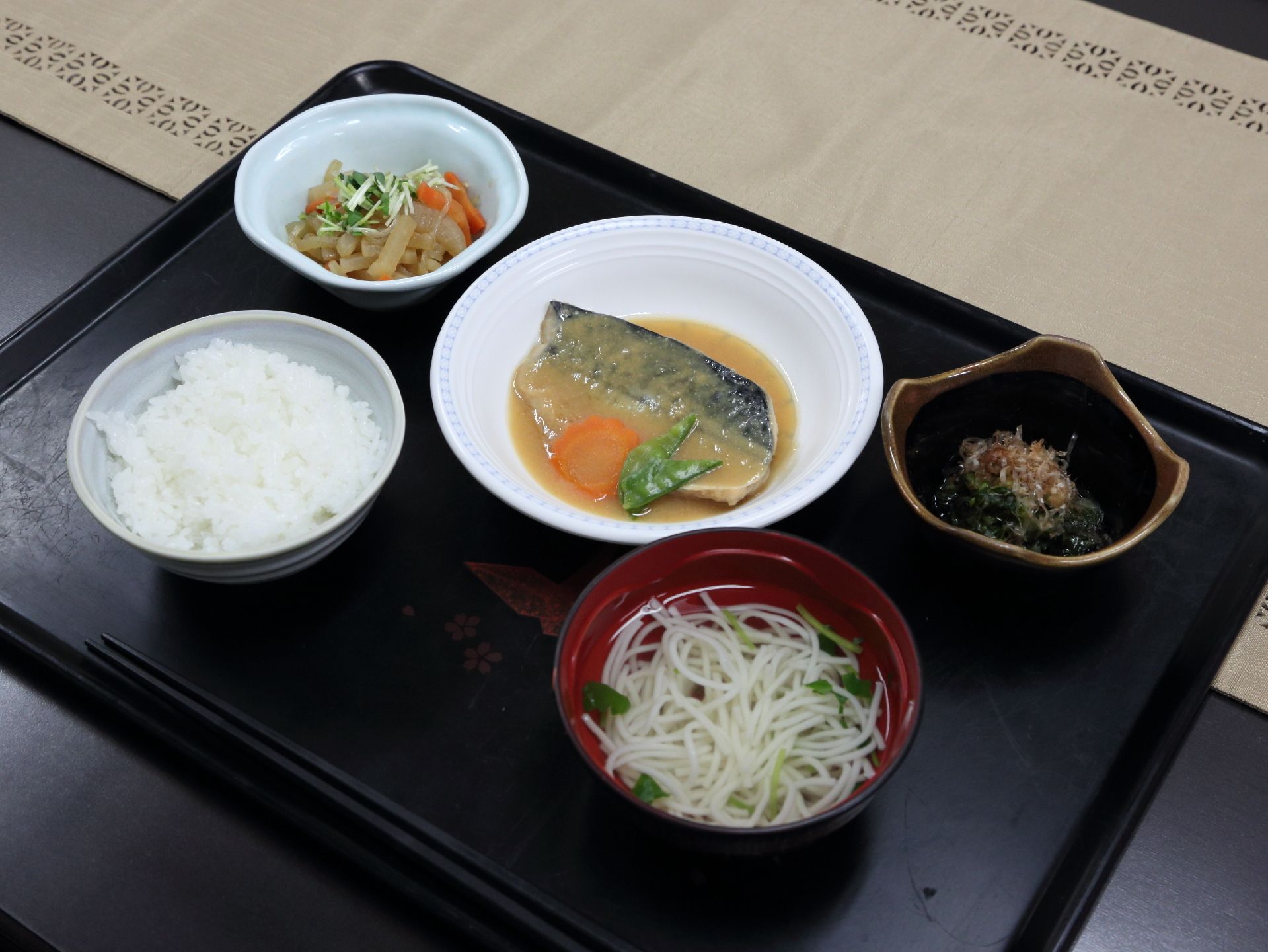 健康バランスを考えられたメニューが考えられている。サバの味噌煮を中心に野菜の副菜が2品とごはん、そうめんがお盆に乗って用意されている。