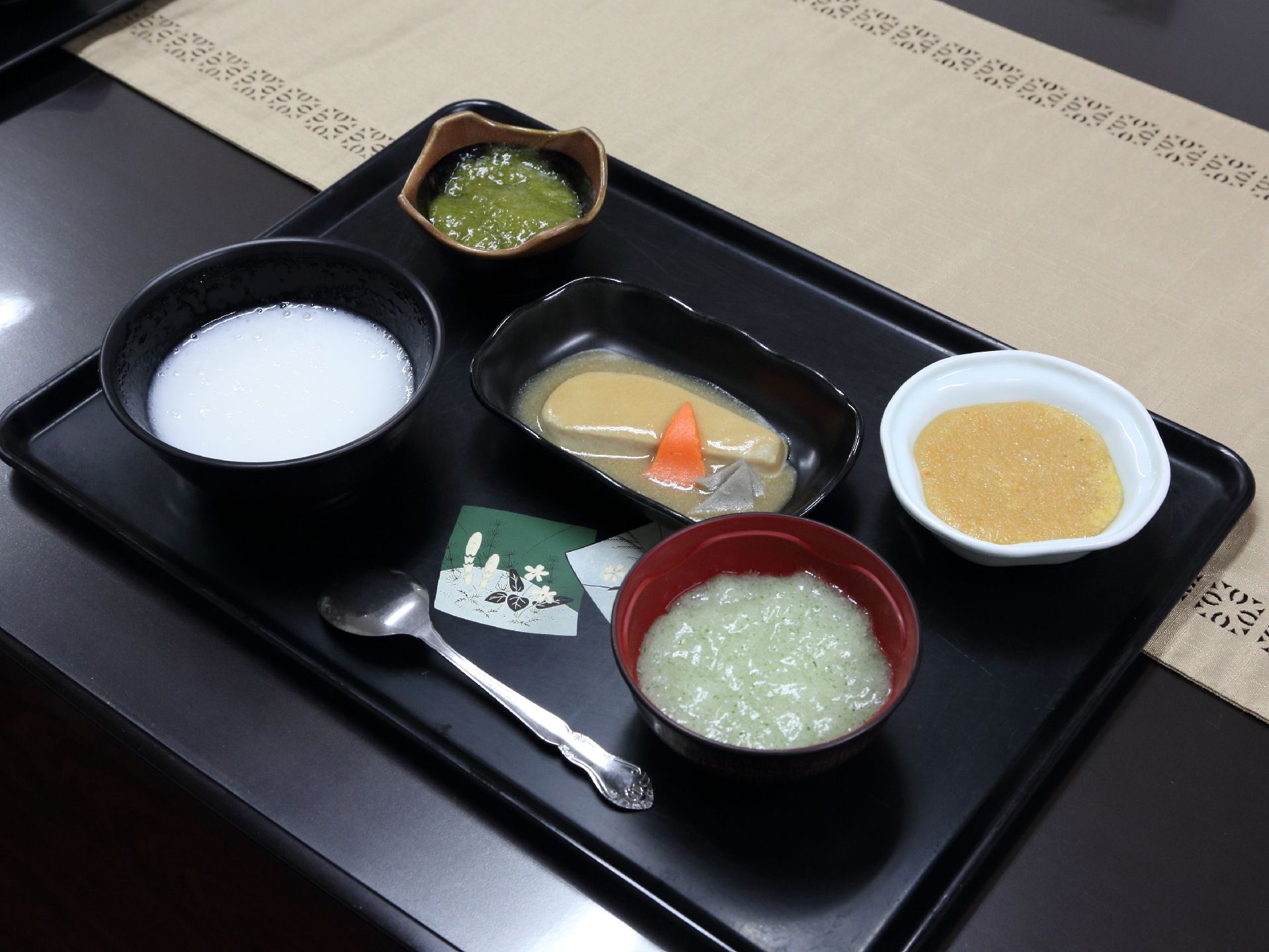 栄養のバランスに配慮された食事が施設では作られている。固形が苦手な方にも対応するよう崩したメニューも準備される。