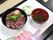健康バランスの考えられた食事が施設では提供される。マグロの丼に漬物とすまし汁がトレイにのっています。