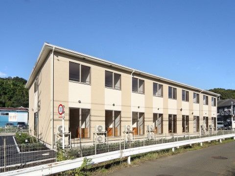 白とベージュが施された２階建ての施設である。日当たりを考慮した設計で、明るい雰囲気がただよっている。