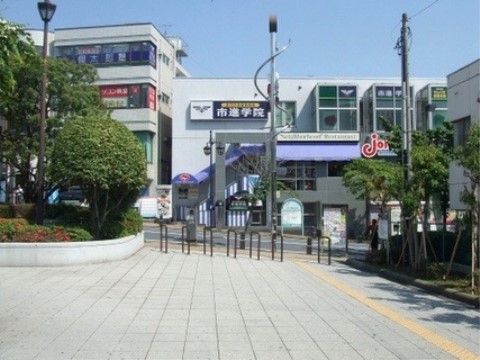 施設の周りはとても栄えていて、活気に満ちている。買い物にも便利なので、急に必要になったものがあっても安心である。