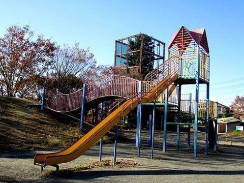 近くに大きめの公園があり、遊具が並んでいる。散歩の際や気分転換に外でのんびりしたい時にとても便利である。