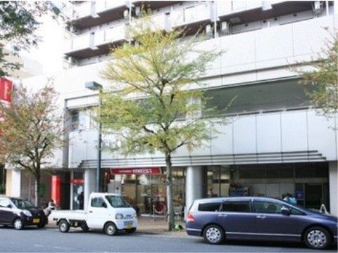 近くには大きいスーパーマーケットもあるので、お買い物したい時にすぐに行くことができる。施設の周りは他にも色々なお店がある。