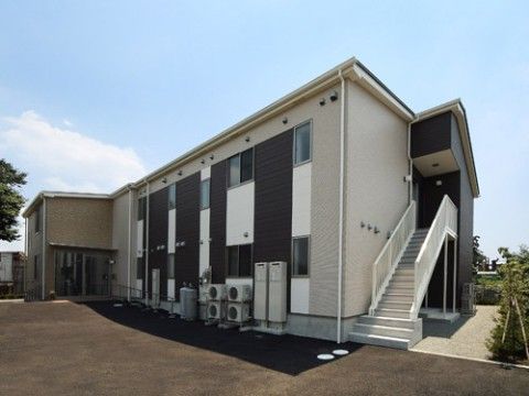 落ち着いた色調の2階建ての建物で、駐車スペースも十分に確保している。最寄りのバス停から徒歩5分という便利な立地である。