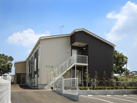 施設の周囲には木々が植えられており、居室や建物内からも自然の緑や風の音などを身近に感じていただける。
