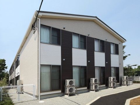 すっきりしたデザインの2階建ての建物である。窓の大きさを大きめにして、居室や建物内への採光にも配慮している。